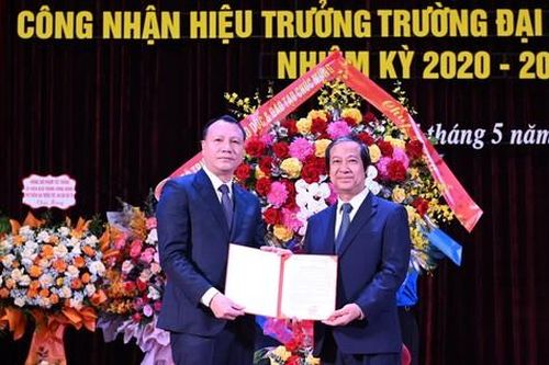 Bộ trưởng Giáo dục chia sẻ với tân hiệu trưởng Trường Đại học Sư phạm Hà Nội
