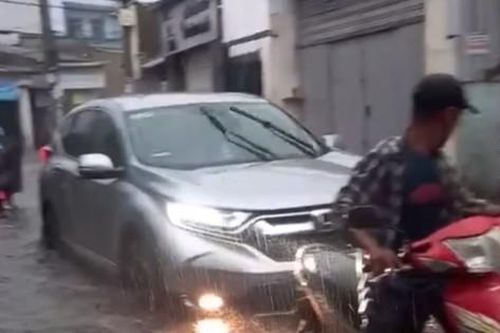 CLIP: Mưa như trút, nhiều nơi ở TPHCM chìm trong biển nước