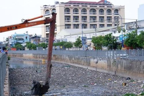 Cấp tập 'giải cứu' kênh Nước Đen ngập rác ở TPHCM
