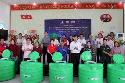 Tặng bồn chứa nước, bình lọc nước cho bà con ven biển Kiên Giang