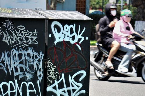 Đường phố Đà Nẵng bị hình vẽ graffiti bôi bẩn