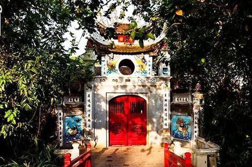 Cầu nổi tiếng nào ở Hà Nội có tên mang nghĩa 'Nơi đậu ánh nắng ban mai'?