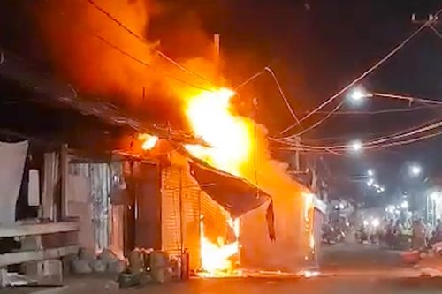 Đồng Nai: Cháy lớn kèm tiếng nổ tại 2 gian hàng trước nhà văn hóa khu phố