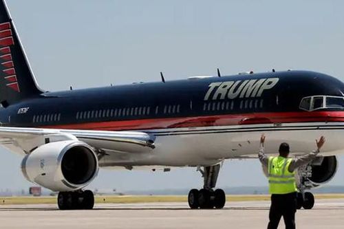 Chuyên cơ Boeing của ông Trump va chạm với máy bay tại sân bay Mỹ