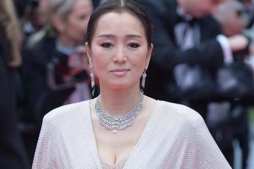 Củng Lợi tuổi 58 vẫn khí chất ngời ngời ở thảm đỏ LHP Cannes 2024