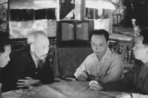 Chủ tịch Hồ Chí Minh 'truyền lửa' cho chiến sĩ Điện Biên Phủ