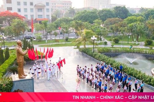 Thiếu nhi Hà Tĩnh dâng hương tưởng niệm và báo công với Bác Hồ