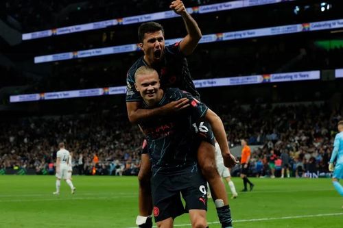 Đánh bại Tottenham, Man City chạm tay vào chức vô địch Premier League