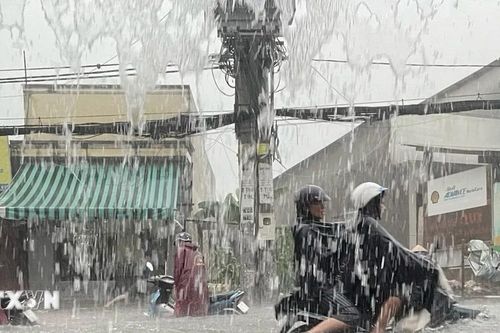 Thành phố Hồ Chí Minh mưa trắng trời, đường phố ngập trong biển nước
