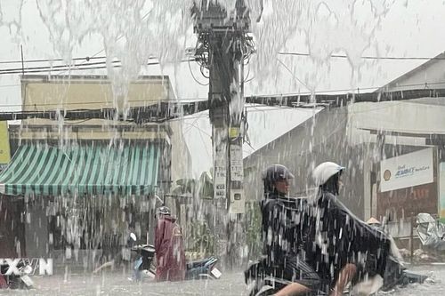Thành phố Hồ Chí Minh xuất hiện cơn mưa lớn khiến nhiều tuyến phố ngập sâu