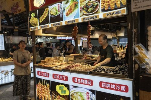 Giới trẻ Trung Quốc tiết kiệm chi tiêu, ăn uống như người nghèo