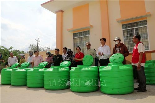 Tặng bồn chứa, máy lọc nước cho người dân khó khăn vùng ven biển