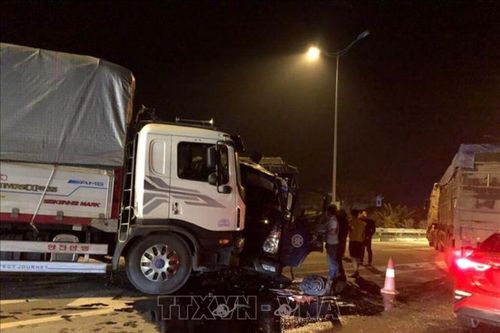 Xe máy tông vào ô tô tải, 2 người thương vong