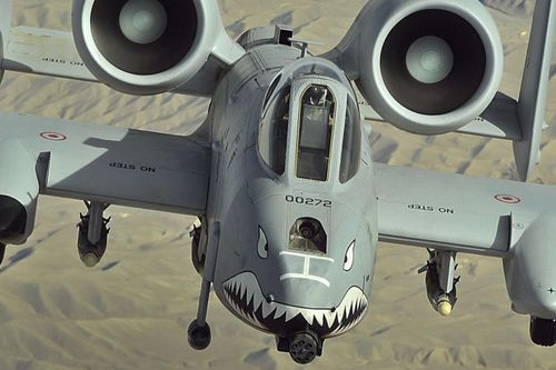 Cường kích 'Lợn lòi' A-10 Warthog hộ tống tàu ngầm hạt nhân Mỹ