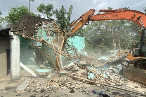 Hàng trăm hộ dân miền núi Thanh Hóa hiến đất, đập nhà để mở đường