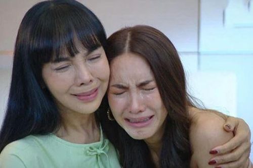Ngày tôi lấy chồng, mẹ chồng cũ mang đến một hộp gỗ nhỏ, mọi người trố mắt ngạc nhiên còn tôi lặng người với thứ bên trong