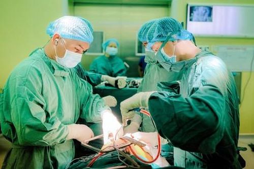 TPHCM: Bệnh viện cấp huyện lần đầu thay khớp háng cho bệnh nhân 70 tuổi
