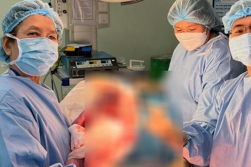 Mổ sinh và bóc tách thành công khối u 'khủng' chèn ép thai nhi