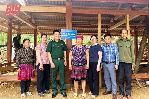Trao hỗ trợ kinh phí 100 triệu đồng xây mái ấm tình thương cho phụ nữ đặc biệt khó khăn xã Tam Chung