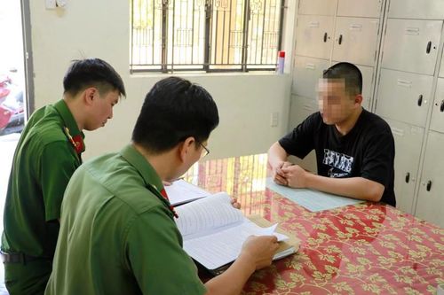Triệt phá đường dây mua bán trái phép hơn 300 tài khoản ngân hàng