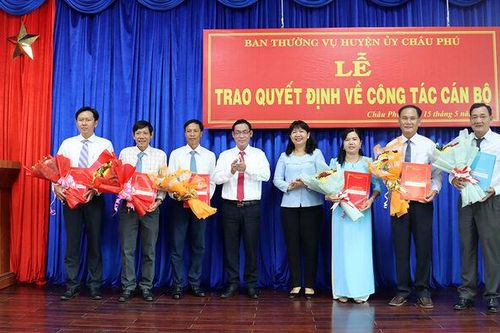 5 cán bộ huyện Châu Phú nhận nhiệm vụ mới