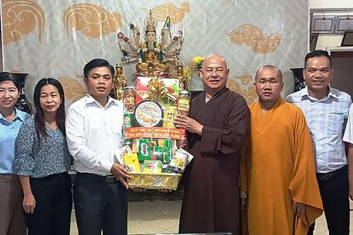 Tỉnh ủy, HĐND, UBND, UBMTTQVN tỉnh An Giang thăm, chúc mừng Đại lễ Phật Đản Ban Trị sự Giáo hội Phật giáo Việt Nam TX. Tân Châu