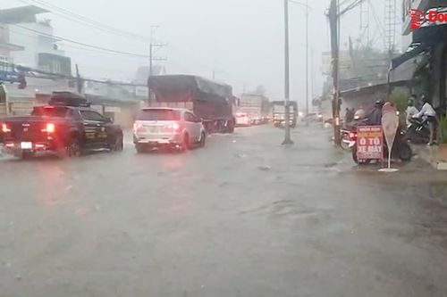 Quốc lộ 20 đoạn qua huyện Thống Nhất biến thành 'sông' sau mưa lớn