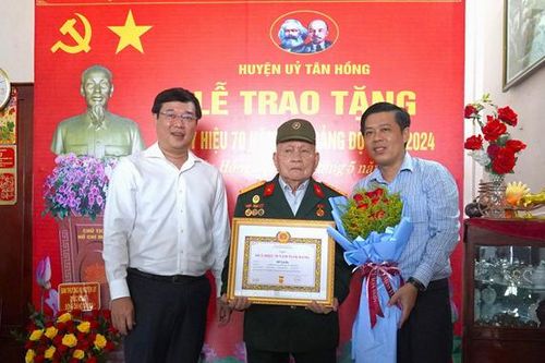 Bí thư Tỉnh ủy trao tặng Huy hiệu 70 năm tuổi Đảng cho đảng viên Hồ Văn Ba
