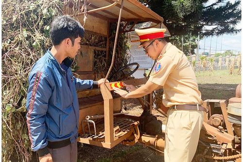 Dán phản quang trên xe công nông để phòng ngừa tai nạn giao thông
