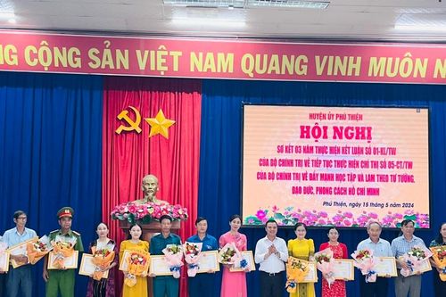 Phú Thiện khen thưởng 35 tập thể, cá nhân xuất sắc trong học tập và làm theo Bác