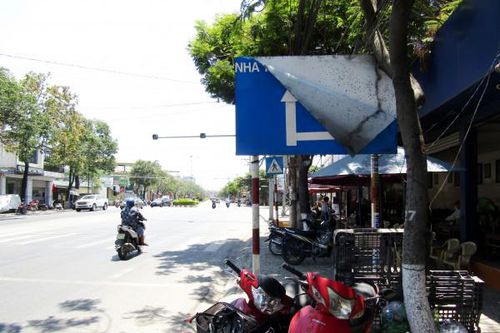 Bảng chỉ đường bị bong tróc