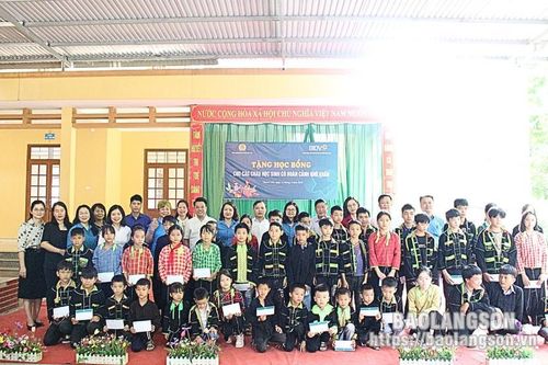 Trao tặng học bổng cho 70 học sinh có hoàn cảnh khó khăn tại xã Thanh Lòa, huyện Cao Lộc