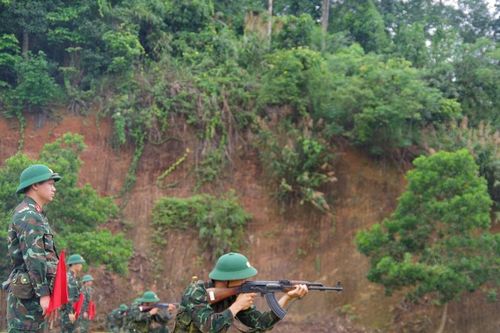 Kiểm tra '3 tiếng nổ' đối với chiến sĩ mới ở Trung đoàn 254