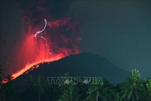 Núi lửa Ibu của Indonesia lại phun trào, tạo cột tro bụi cao 5 km