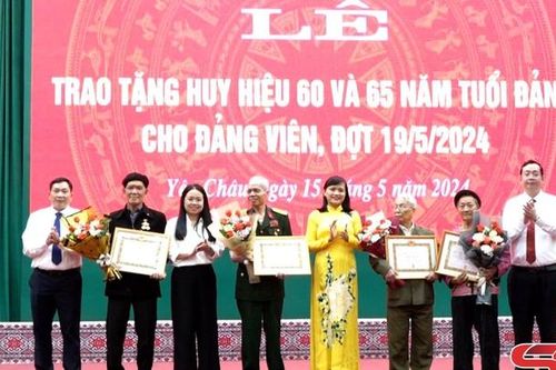 Đồng chí Chủ nhiệm Ủy ban Kiểm tra Tỉnh ủy trao Huy hiệu Đảng đợt 19/5