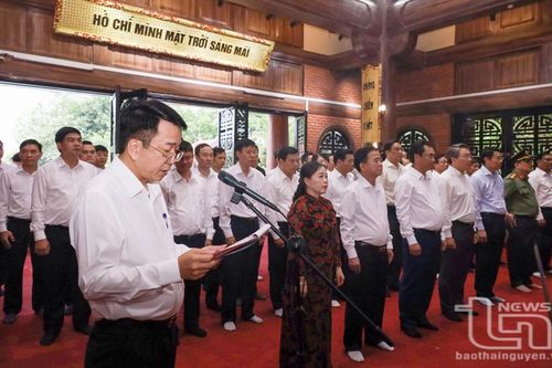 Dâng hương tưởng niệm Chủ tịch Hồ Chí Minh và Đại tướng Võ Nguyên Giáp
