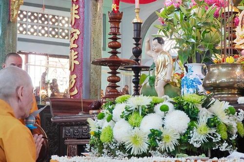 Đông đảo Phật tử về chùa Huỳnh Kim tham dự lễ Tắm Phật