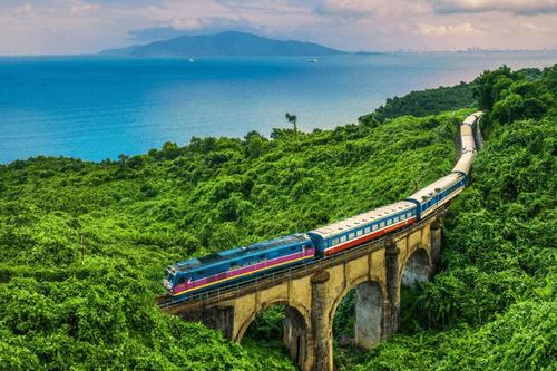 Giá vé máy bay cao và cơ hội 'chuyển mình' của đường sắt