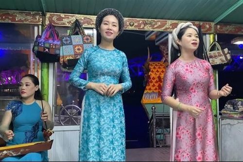 Không để ca Huế bị nhàm chán, du khách phàn nàn