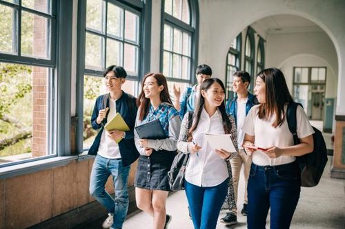 Tiếng Nhật và tiếng Hàn thu hút học sinh Việt Nam