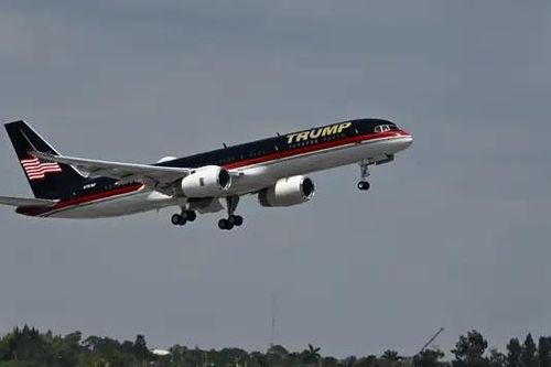 Máy bay của ông Trump va chạm tại sân bay