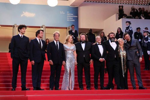 Thảm đỏ Cannes lộng lẫy, quy tụ nhiều siêu sao thế giới