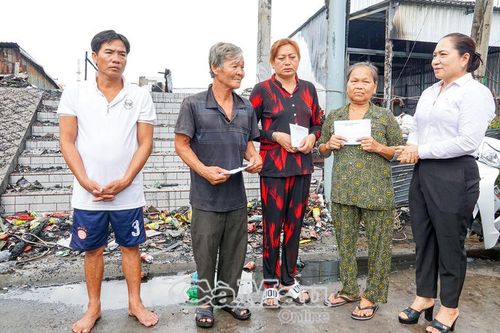Hơn 23 triệu đồng hỗ trợ cho các gia đình bị cháy nhà tại xã Đất Mũi