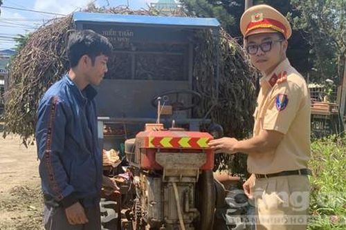 Công an dán tấm phản quang cho xe công nông nhằm đảm bảo ATGT