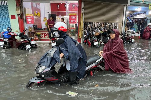 TP.HCM mưa trắng trời giờ tan tầm, nhiều tuyến đường ở Thủ Đức ngập nặng