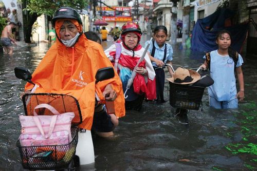 Người dân TP.HCM chật vật giữa biển nước sau cơn mưa lớn nhất từ đầu năm