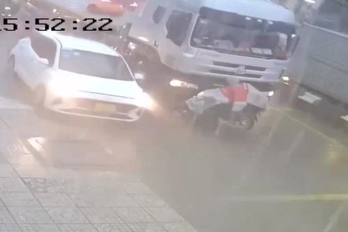 Hai mẹ con thoát chết thần kỳ dưới gầm xe tải
