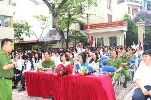 Tuyên truyền về phòng, chống ma túy cho hơn 2 nghìn học sinh Trường THPT Kim Liên