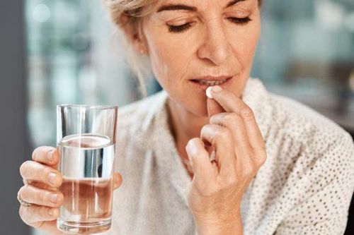 Điều gì xảy ra với cơ thể nếu uống vitamin khi bụng đói?