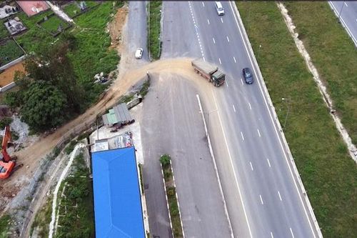 Công an vào cuộc vụ xe tải chở đất 'xé rào chắn' quay đầu trên cao tốc